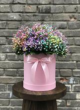 Цветочная композиция из Гипсофила и Розы в шляпной коробке в Калиновке Курской области