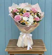 Букет цветов из:  Гвоздики, Орхидеи и Розы в Калиновке Курской области