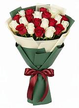 Букет Микс из красных и белых роз в Калиновке Курской области