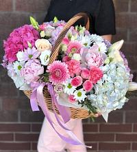 Композиция солнечный день в Калиновке Курской области Цветочная композиция из Розы, Хризантемы, Пионы и Лизиантусы в корзине в Калиновке Курской области