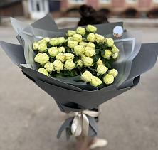 Букет Белые кустовые розы Солинеро в Калиновке Курской области