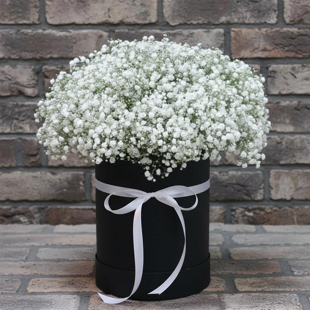 Цветочная композиция из Гипсофила в шляпной коробке в Калиновке Курской области