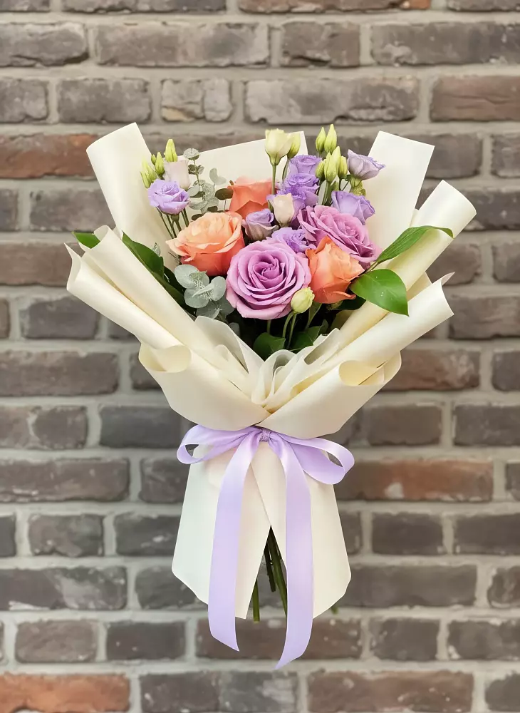 Букет цветов из: Лизиантусы и Розы в Калиновке Курской области