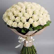 Букет 101 беля роза Белоснежка в Калиновке Курской области