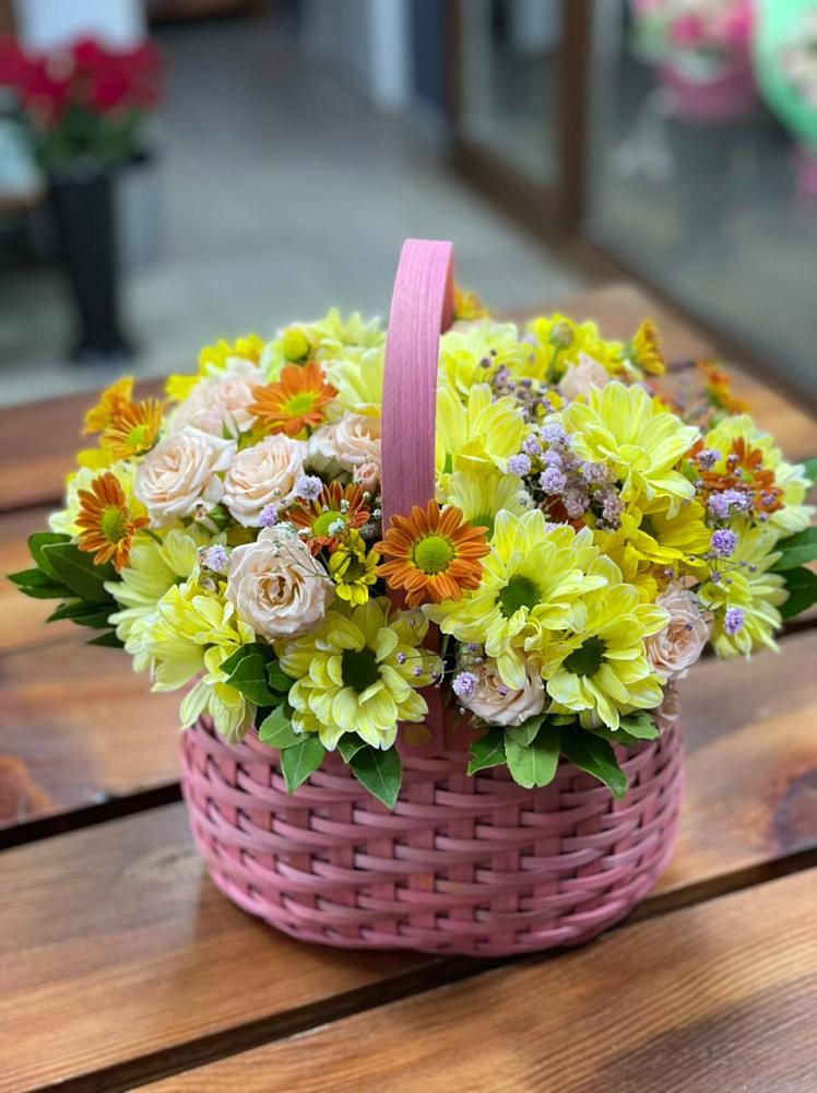 Цветочная композиция из Хризантемы и Розы в корзине в Калиновке Курской области