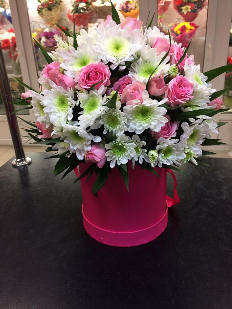 Цветочная композиция из Розы и Хризантемы в шляпной коробке в Калиновке Курской области