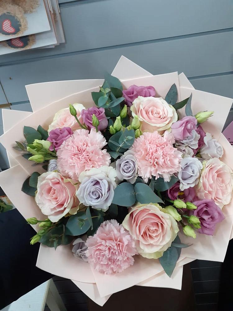 Букет цветов из: Розы, Гвоздики и Лизиантусы в Калиновке Курской области