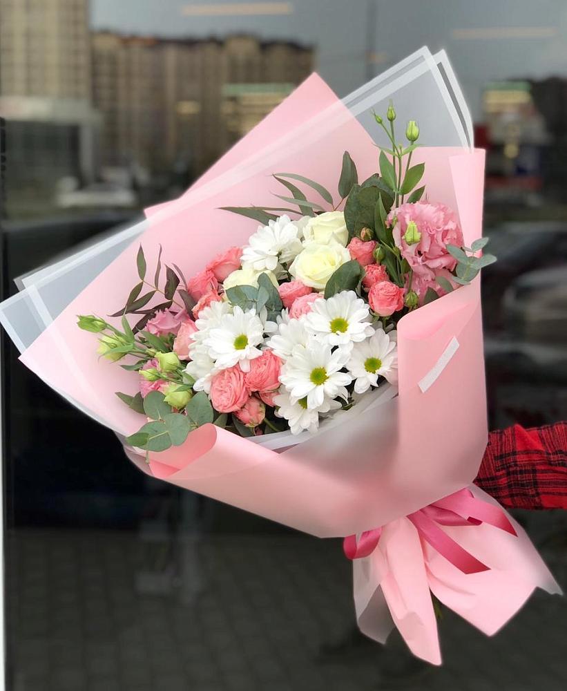 Букет нежный в Калиновке Курской области Букет цветов из: Розы, Лизиантусы и Хризантемы в Калиновке Курской области