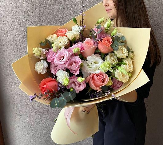 Букет цветов из: Розы, Лизиантусы и Гвоздики в Калиновке Курской области