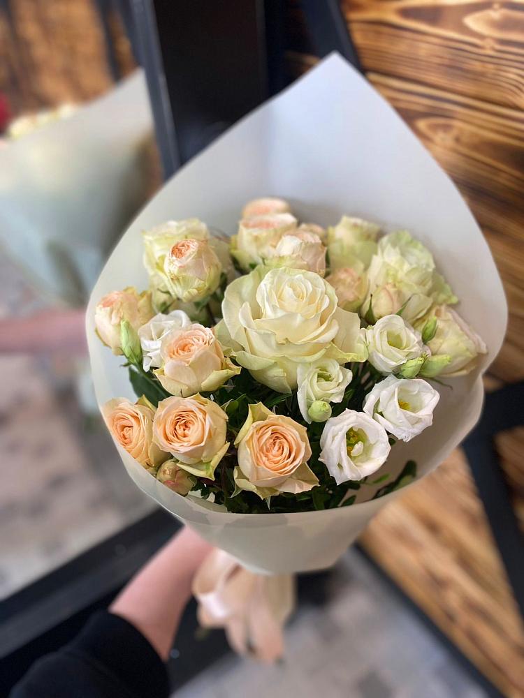 Букет цветов из: Розы и Лизиантусы в Калиновке Курской области